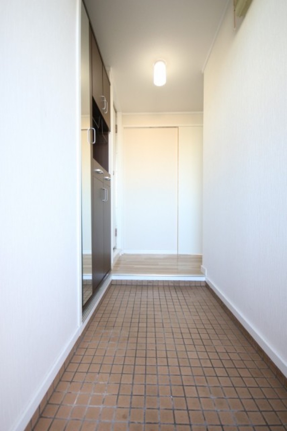 玄関です。シューズボックスは、靴大容量+引出付+姿見もついてて便利！