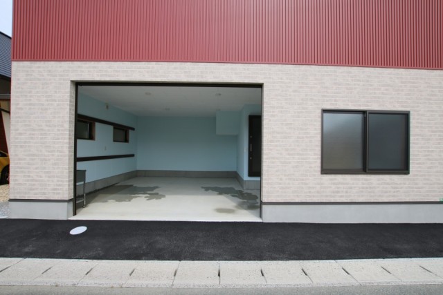 ガレージの入り口サイズは高さ249cm&times;幅347cm