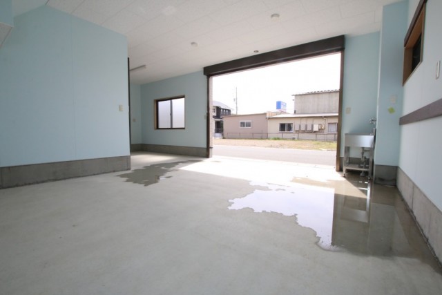 ガレージの奥行きは531cm&times;幅441cm