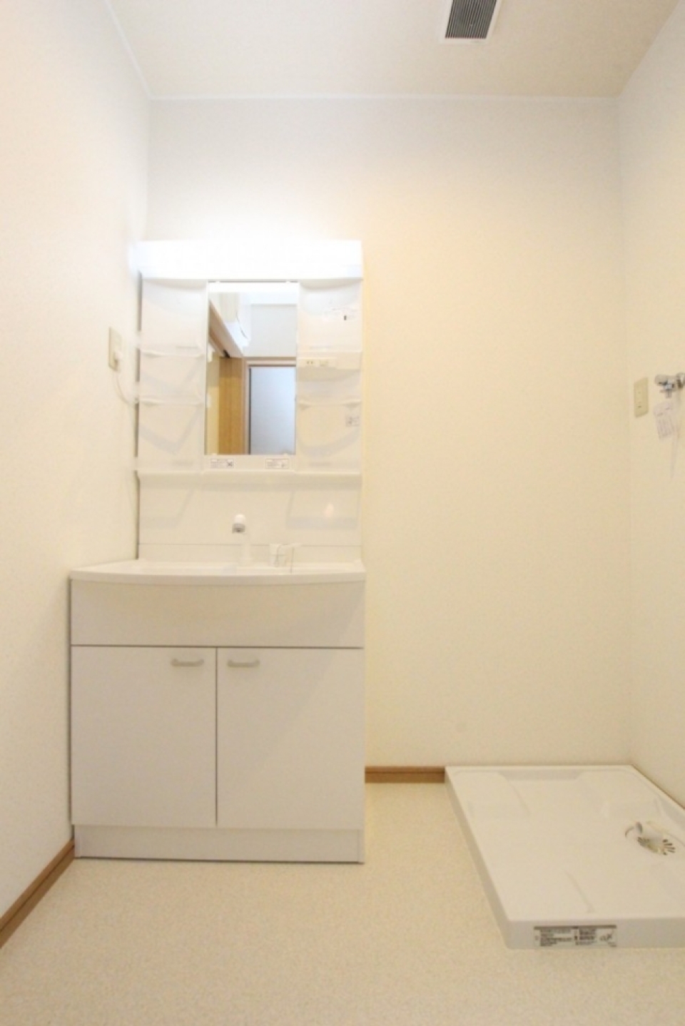トイレはシャワートイレ付き