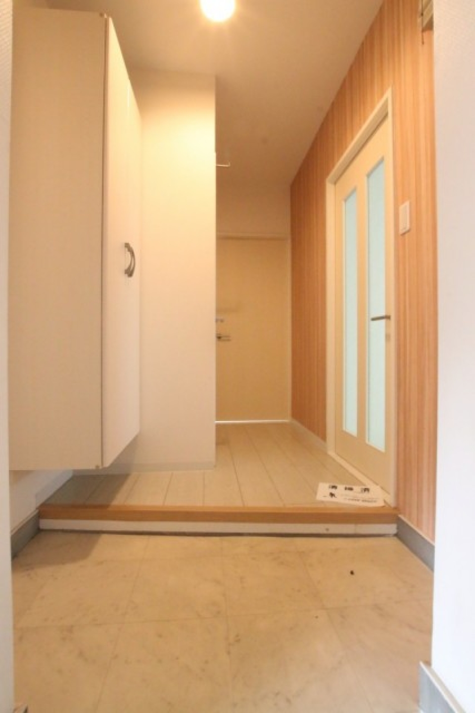 シューズボックス付きの玄関。