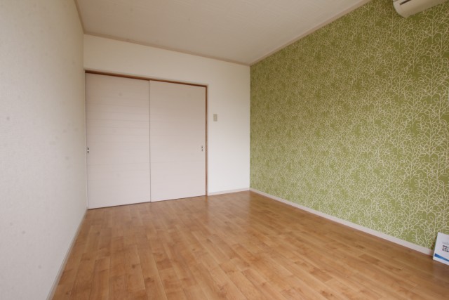 洋室6帖。グリーンのアクセントクロスがポイント。収納はありません