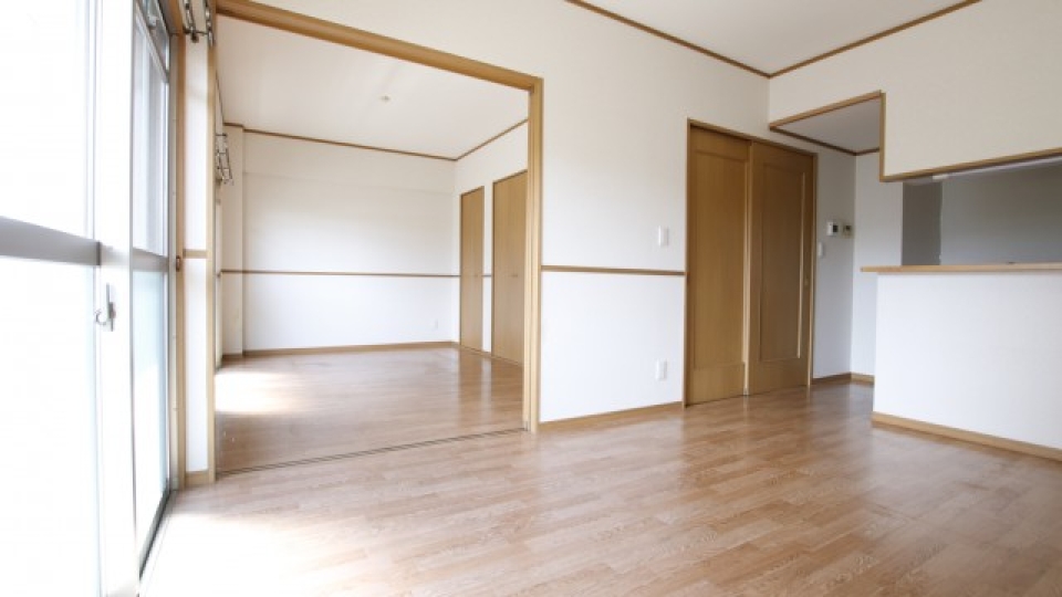 LDKは隣の洋間と繋げて使えば開放感！