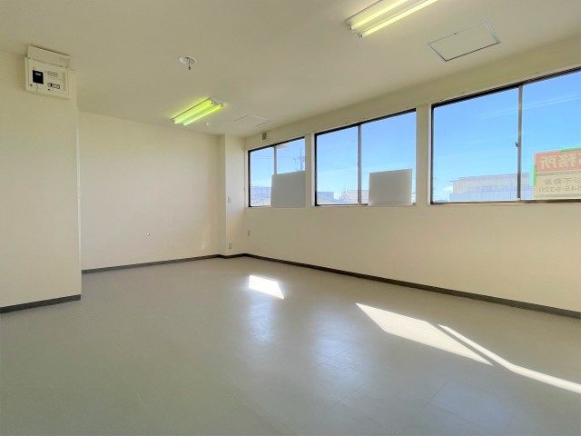 窓は南側に3つあって明るい日差しが入ります