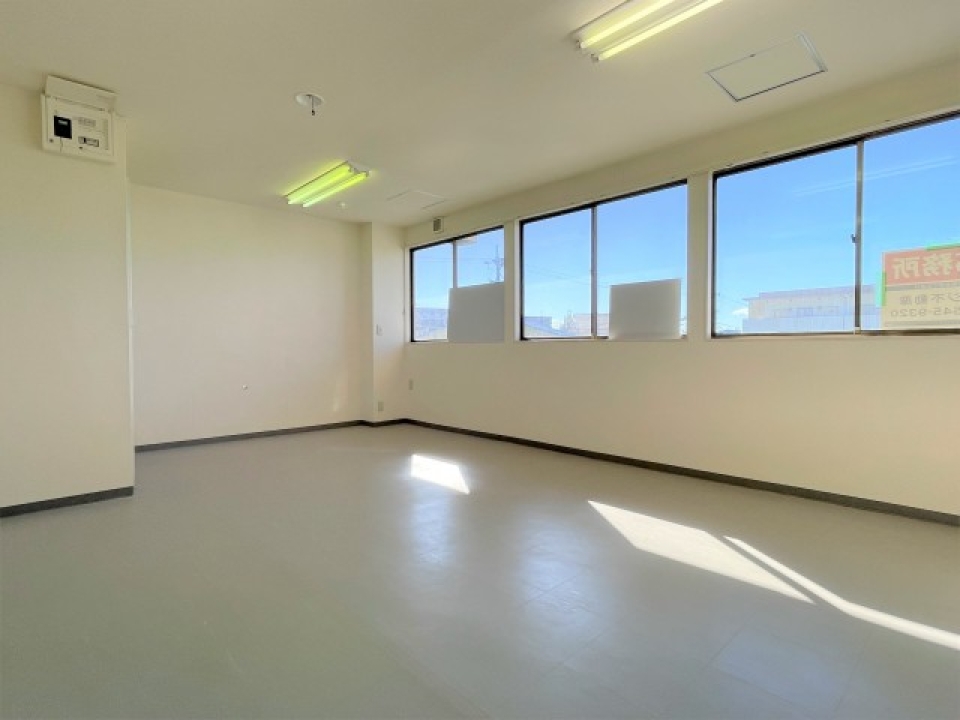 窓は南側に3つあって明るい日差しが入ります