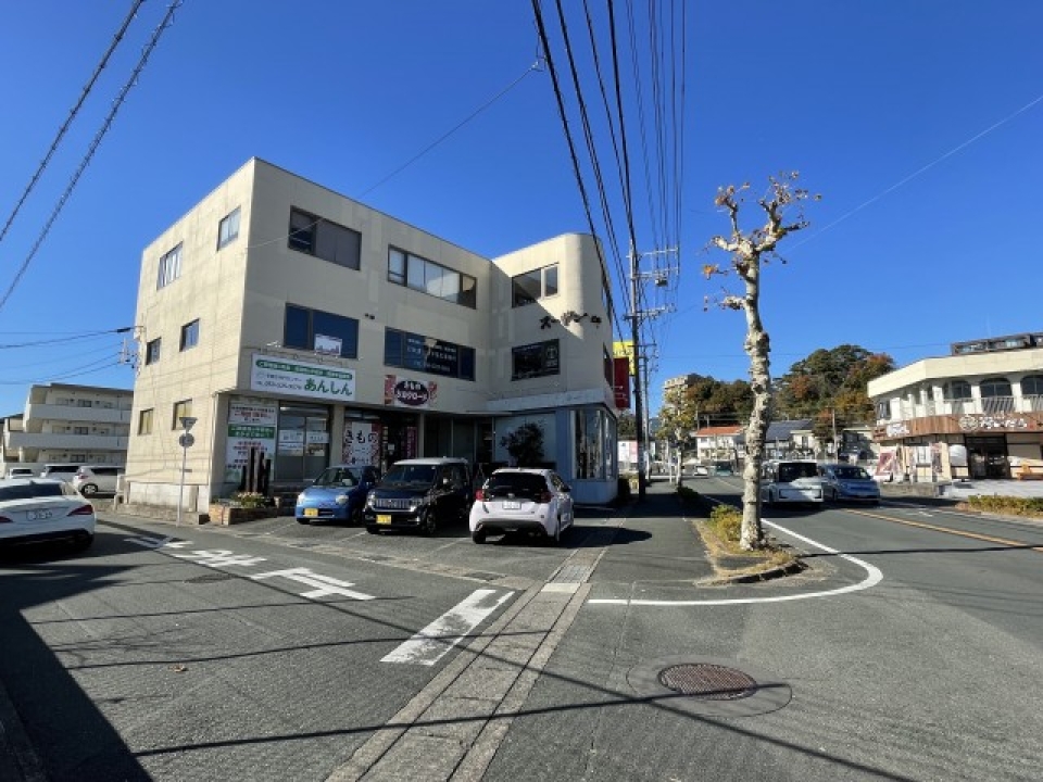 オレンジストリートに交差する交通量の多い道路に面しています