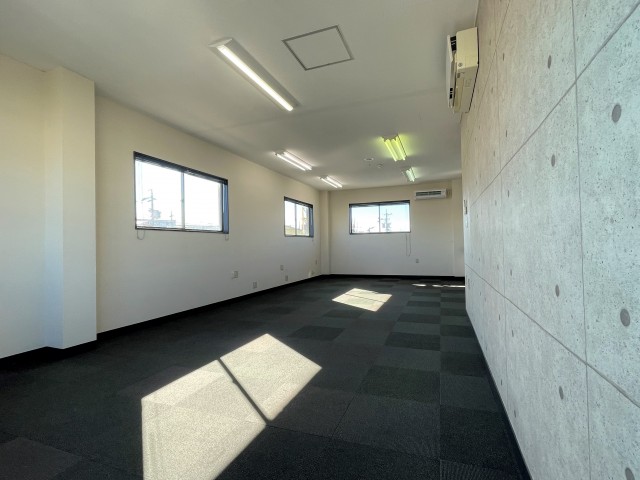 窓が各所にあるのでどこかの窓から常に太陽の光が入ってきます！