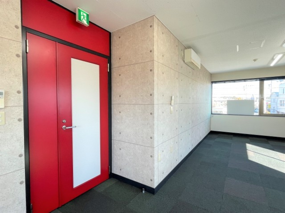 赤のドアがパッと華やか！