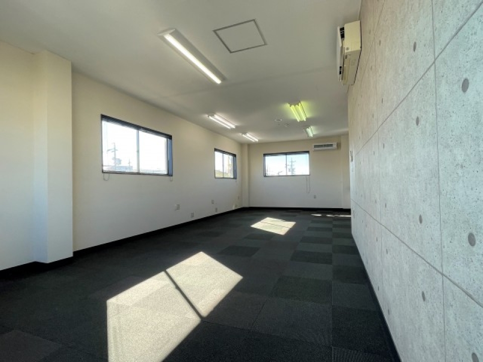 窓が各所にあるのでどこかの窓から常に太陽の光が入ってきます！