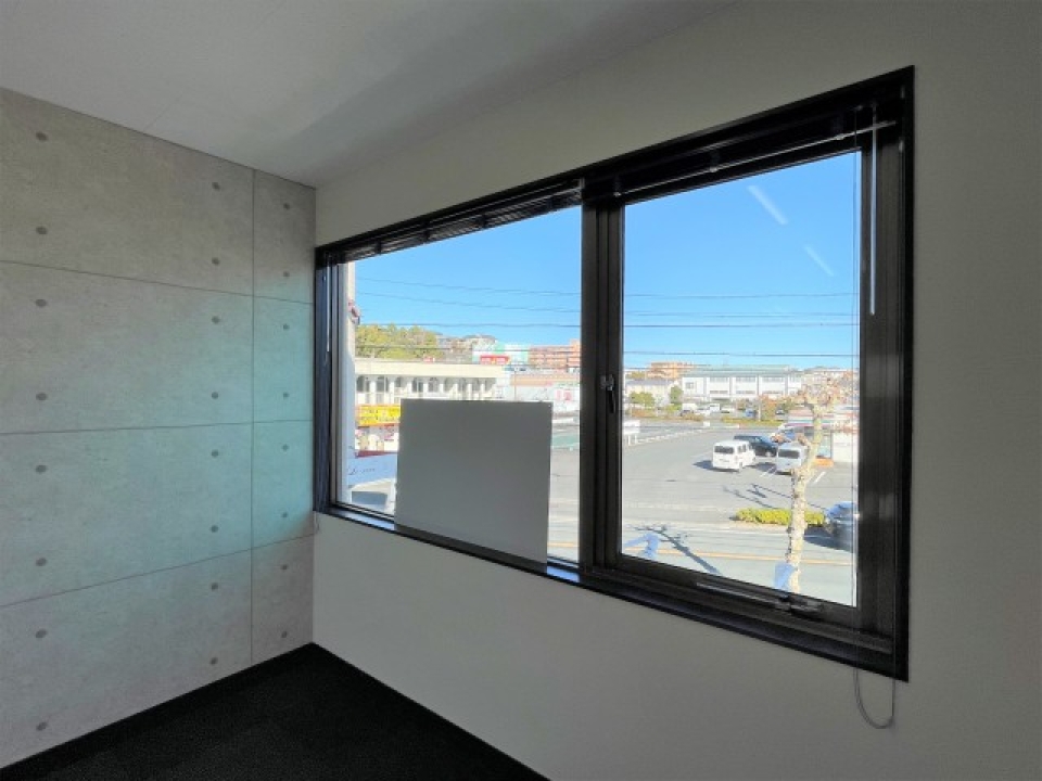 道路に面した窓にはお店の看板を！