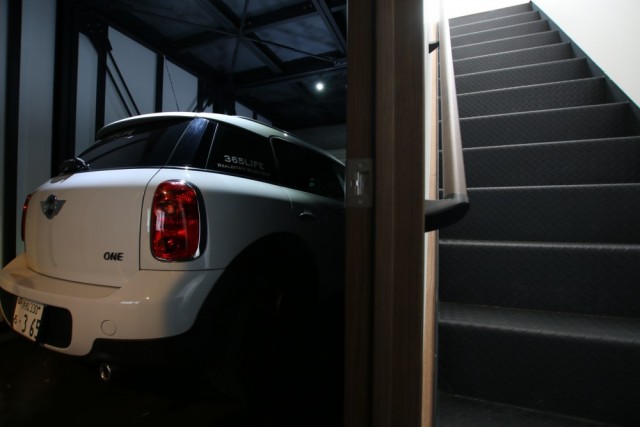 2階に上がる階段に繋がっています。