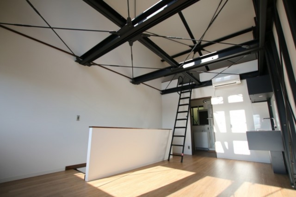 白い大きな壁一面をスクリーンにして、ゆったり映画を見たら最高だろうなぁ