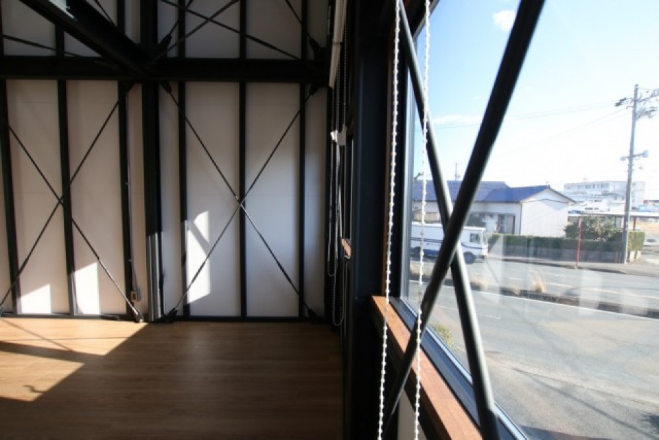 ロールカーテンを上げると外の眺めも楽しめます。