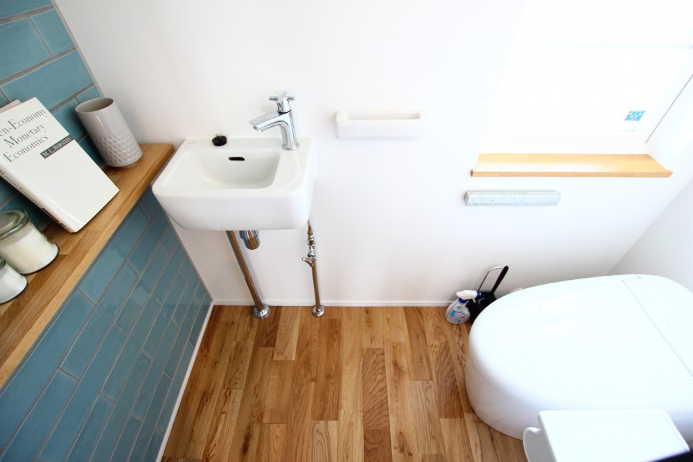 2階のおトイレ。入るとドアが自動で開きます