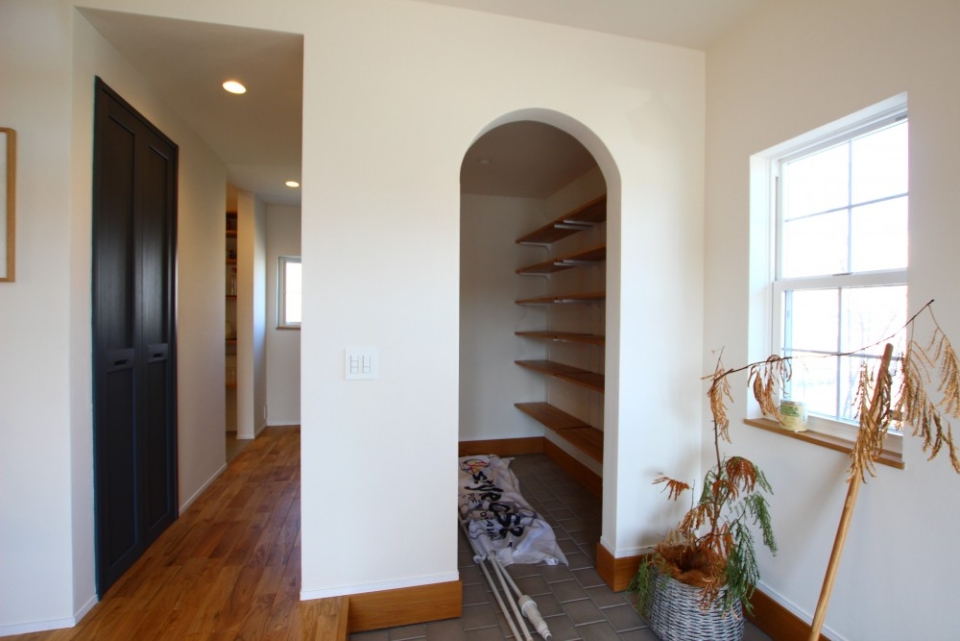 玄関入ったら長い土間が奥まで続きます。