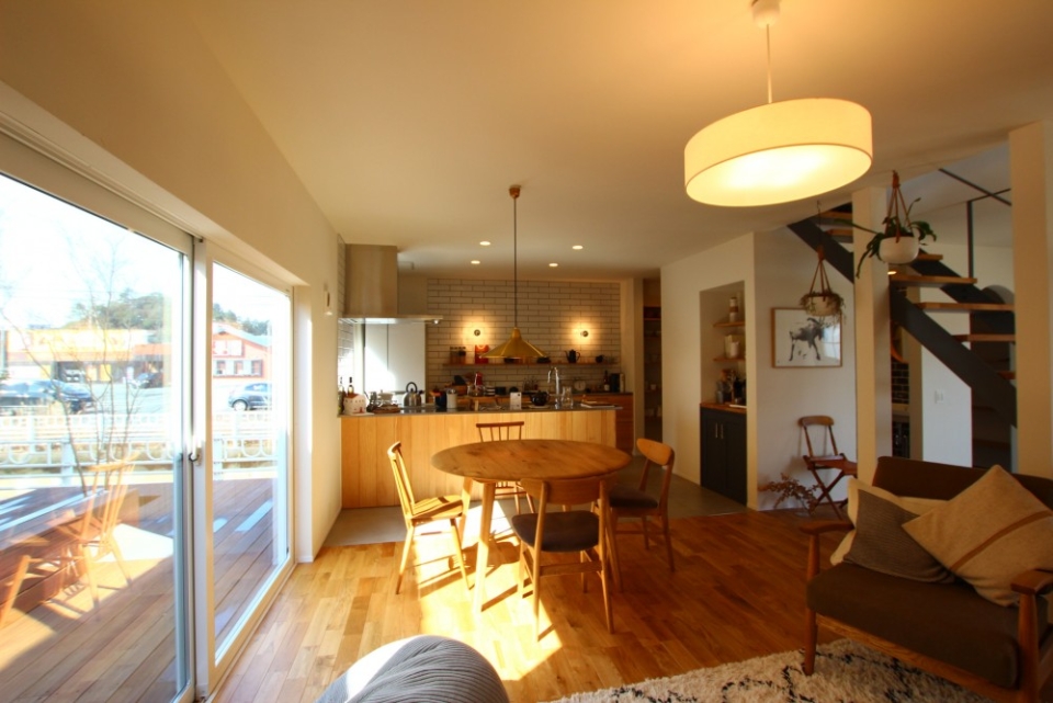 広々リビング。明るい日差しが差し込む