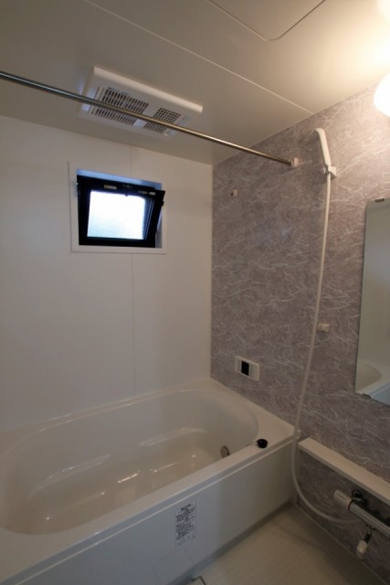 窓＆鏡付き浴室。