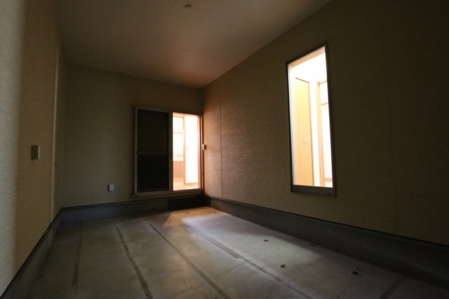 ガレージは５ｍ&times;３ｍ。コンセントは2か所にあります。