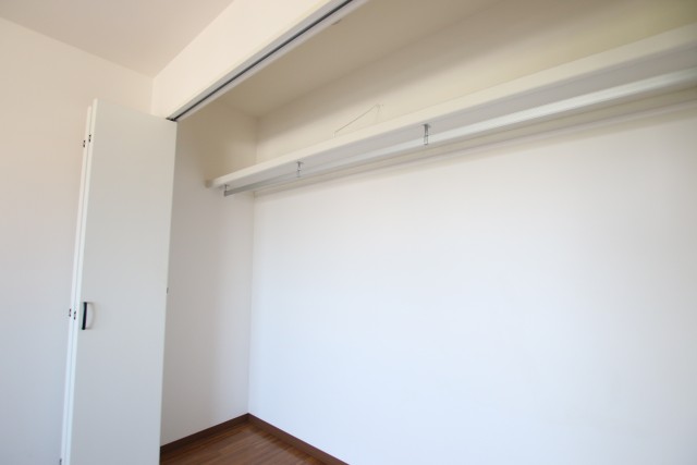 クローゼット内部。広々！収納には困りません