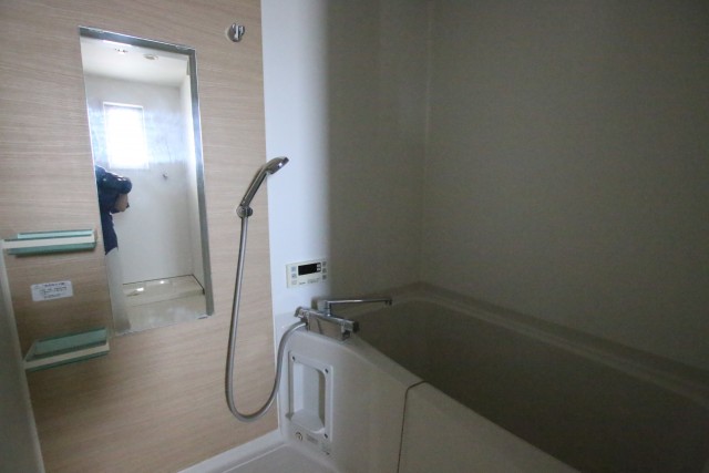 浴室。木目調なアクセントパネルが良いです