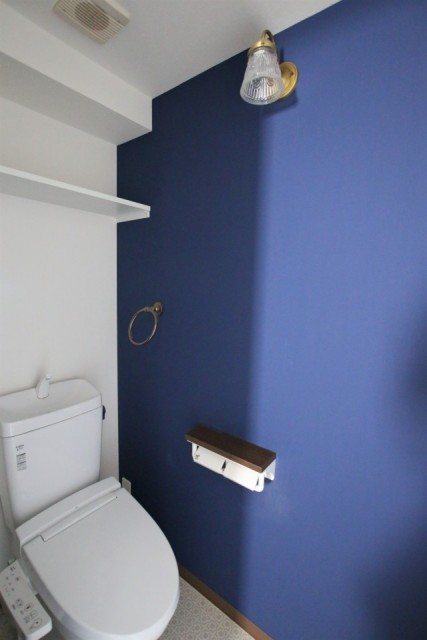トイレの壁も青色。おしゃれなカフェのトイレと錯覚しそう