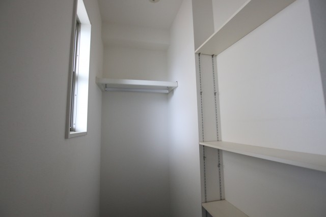 玄関横の収納スペース！外道具は全部ここに置けますね◎