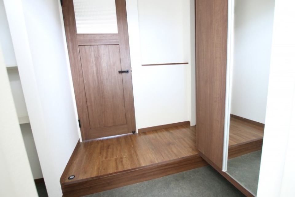 暗めの木の色でまとめられた玄関。おしゃれです