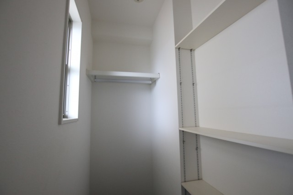 玄関横の収納スペース！外道具は全部ここに置けますね◎