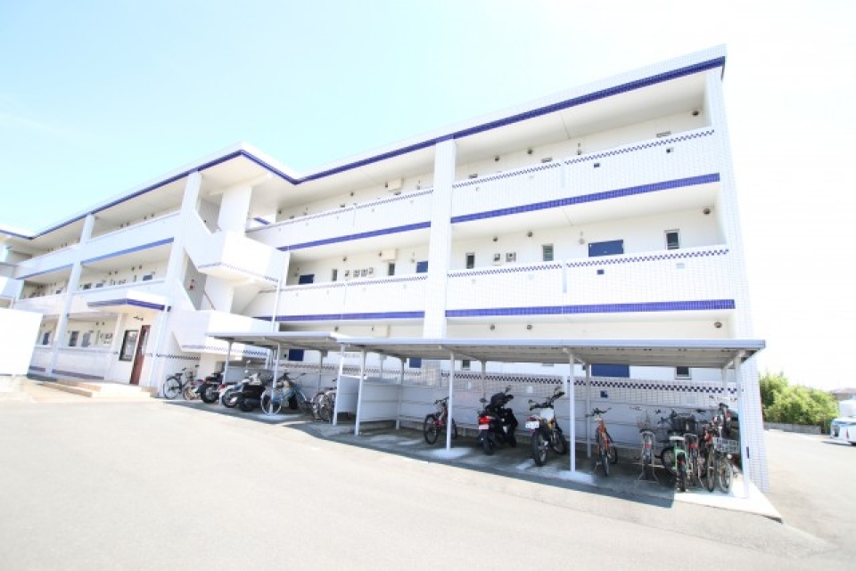 マンション外観。青と白のタイルでとてもかわいいです