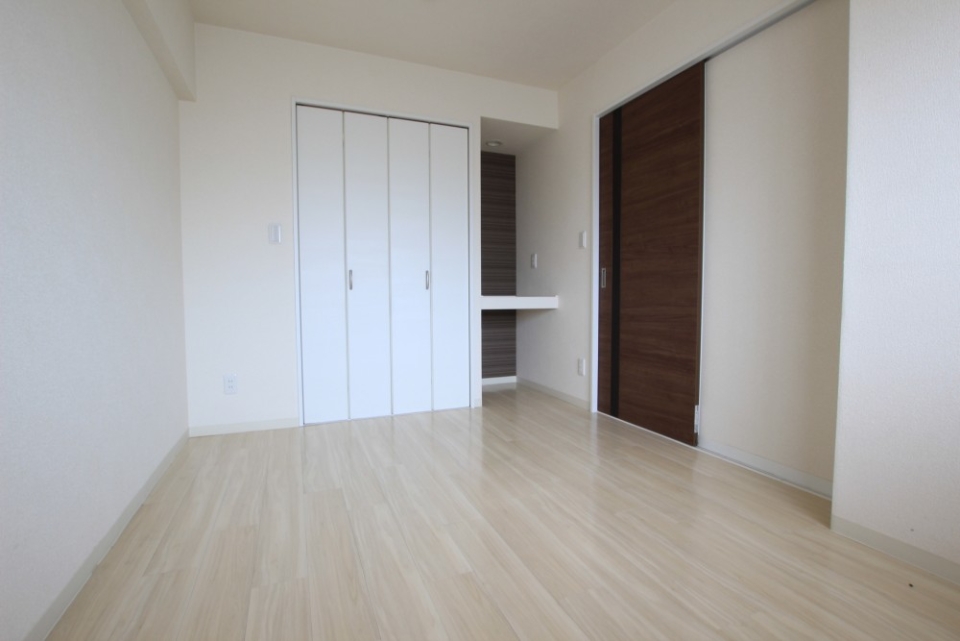 大きなクローゼット完備の洋室。