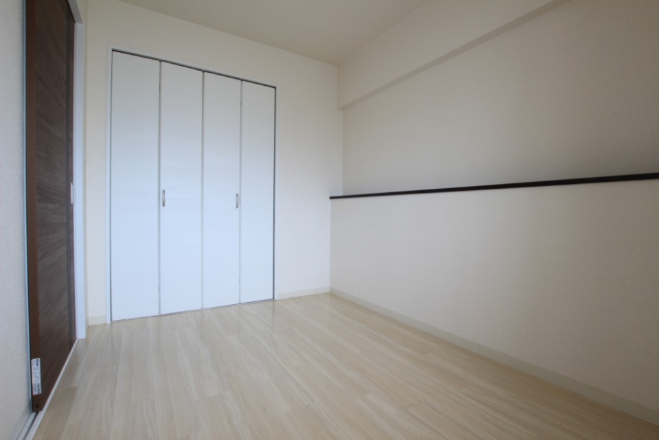 壁面たっぷりのクローゼット完備の洋室。