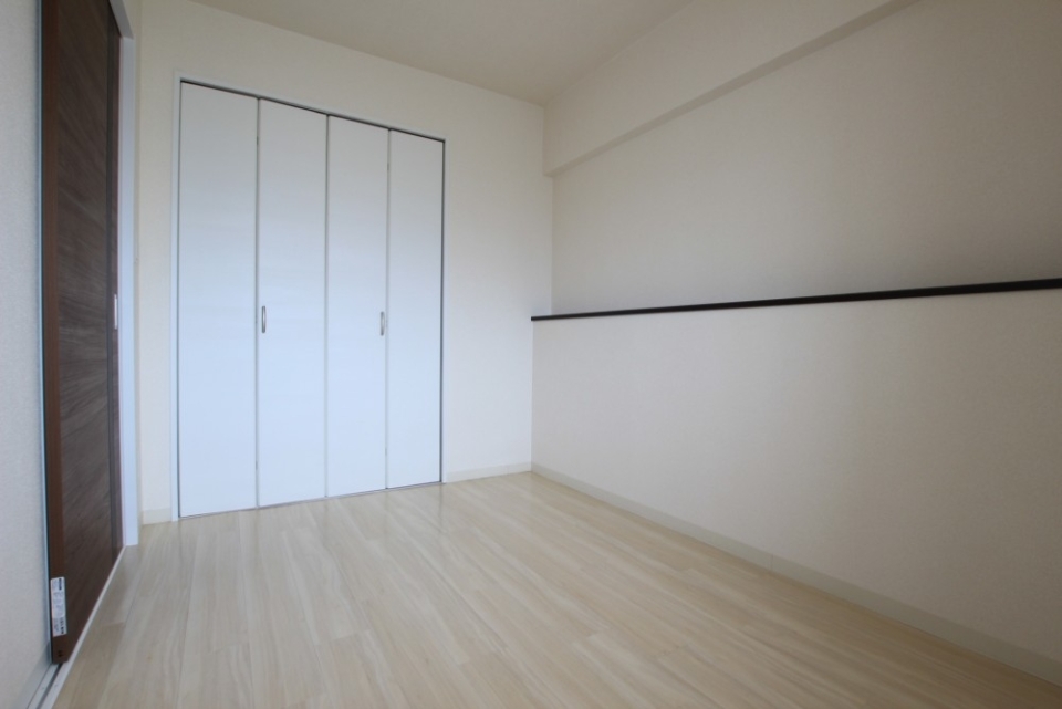 壁面たっぷりのクローゼット完備の洋室。