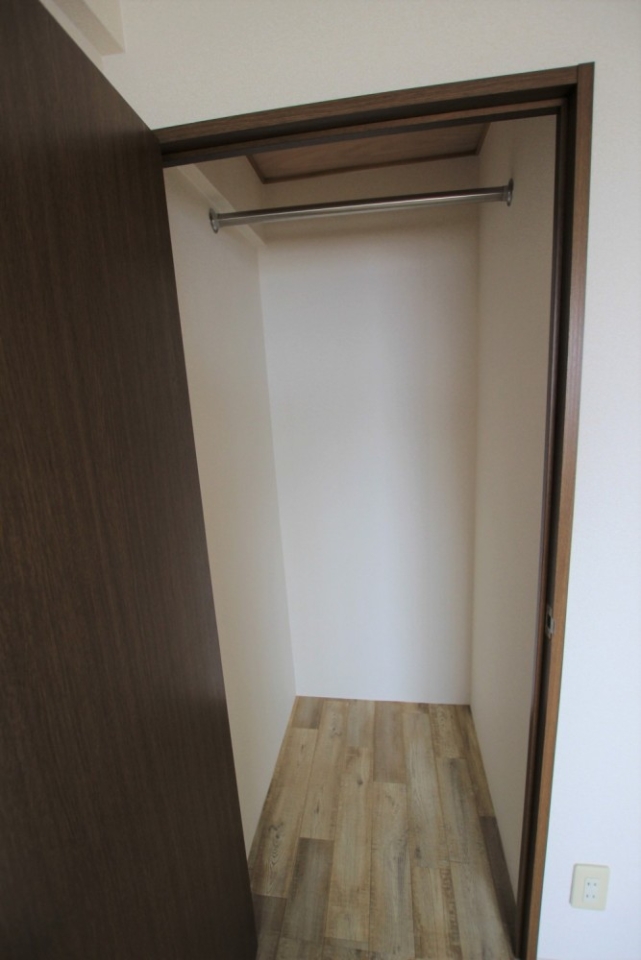 洋室5.8帖のクローゼット。
