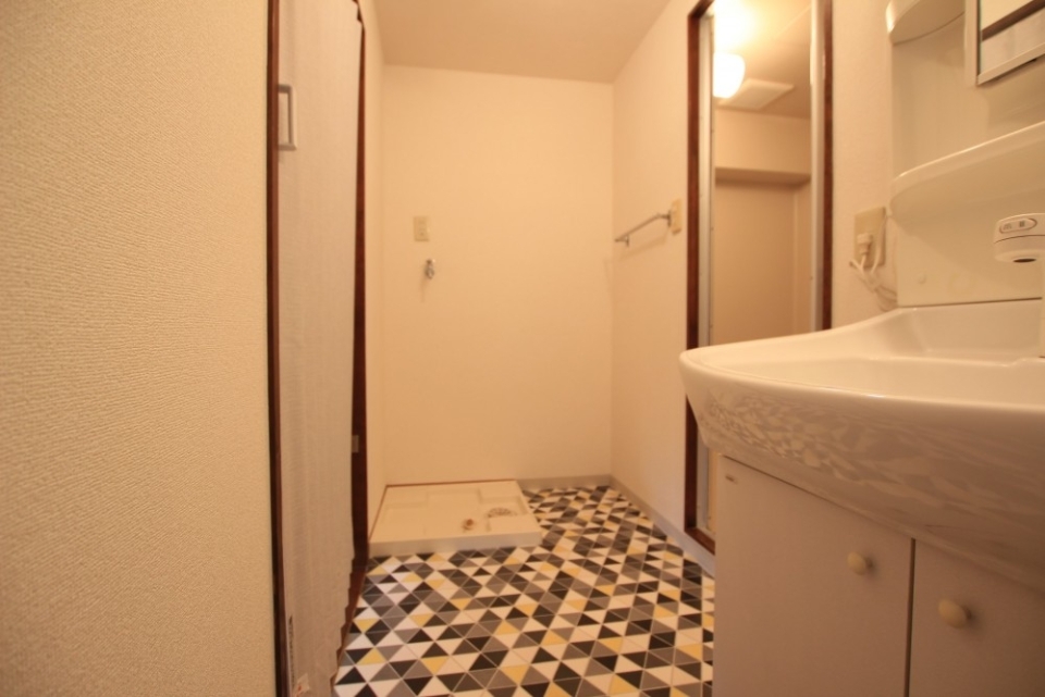 カラフルな脱衣洗面所。