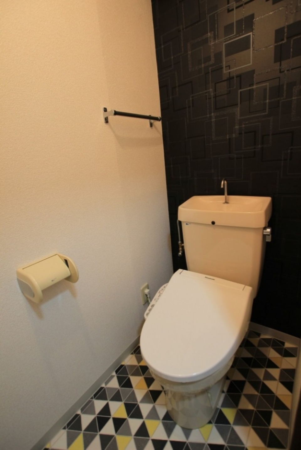 トイレの地面もカラフル。