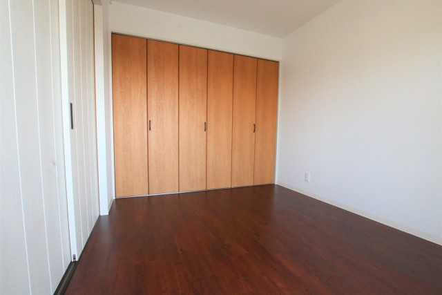 洋室5.5帖。クローゼット付いています。