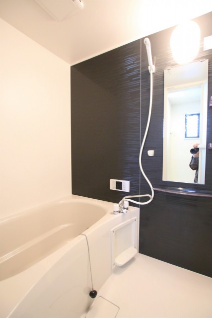 鏡付きの浴室。