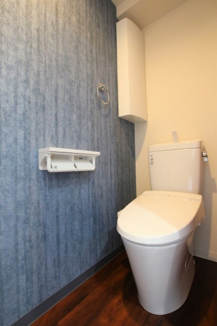 収納棚付きのトイレ。