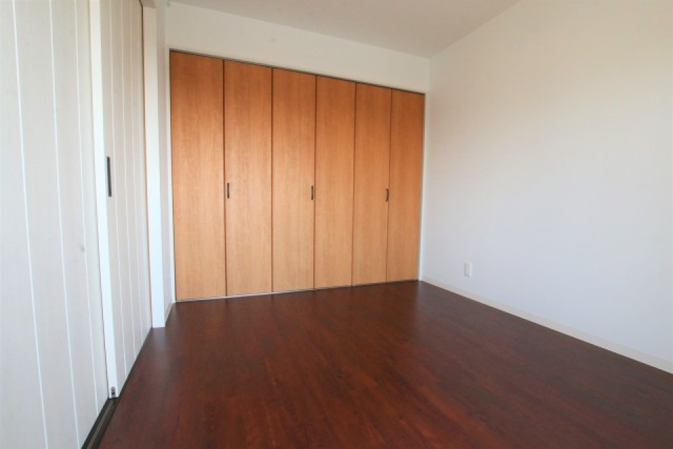 洋室5.5帖。クローゼット付いています。