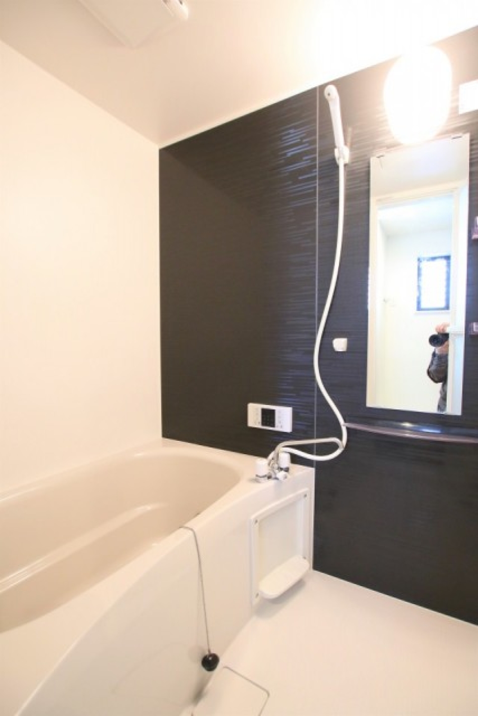 鏡付きの浴室。