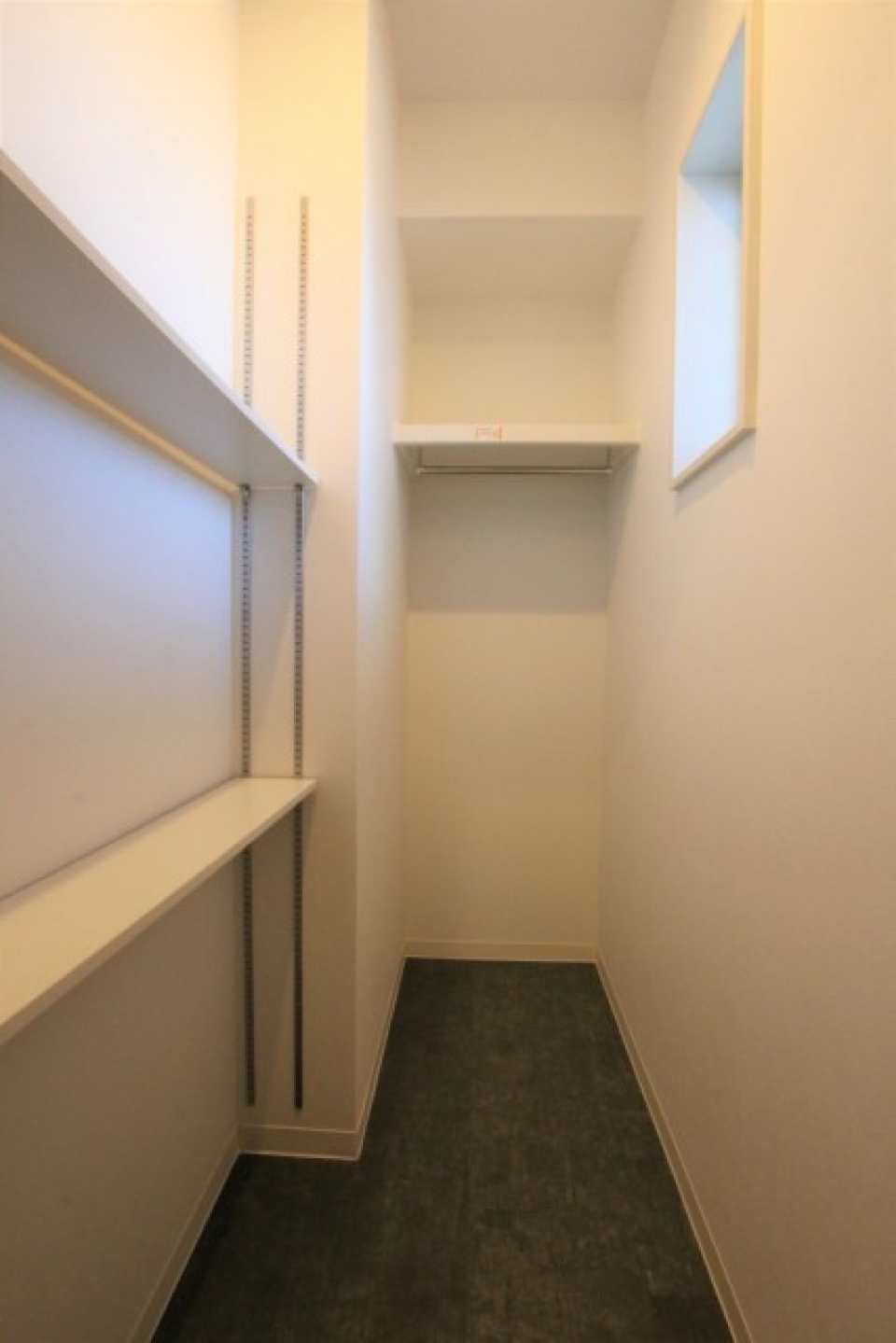 玄関横は土間があります。