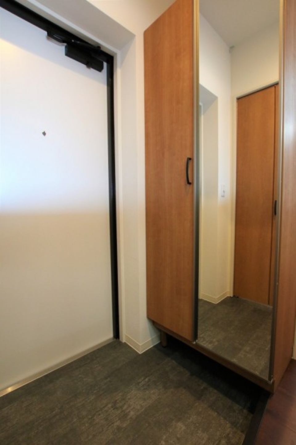 シューズボックス＆全身鏡付きの玄関。