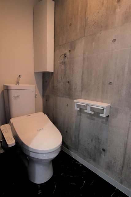 トイレの壁がカッコ良い。