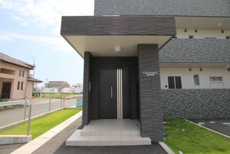 建物入口はオートロックになります。