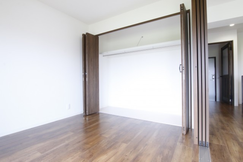 洋室5.5帖の洋室に大きなクローゼットがあります。