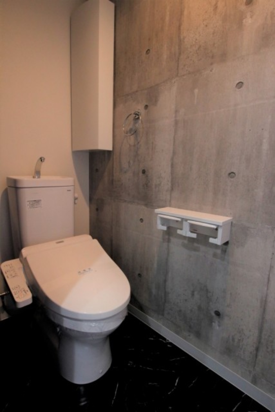 トイレの壁がカッコ良い。