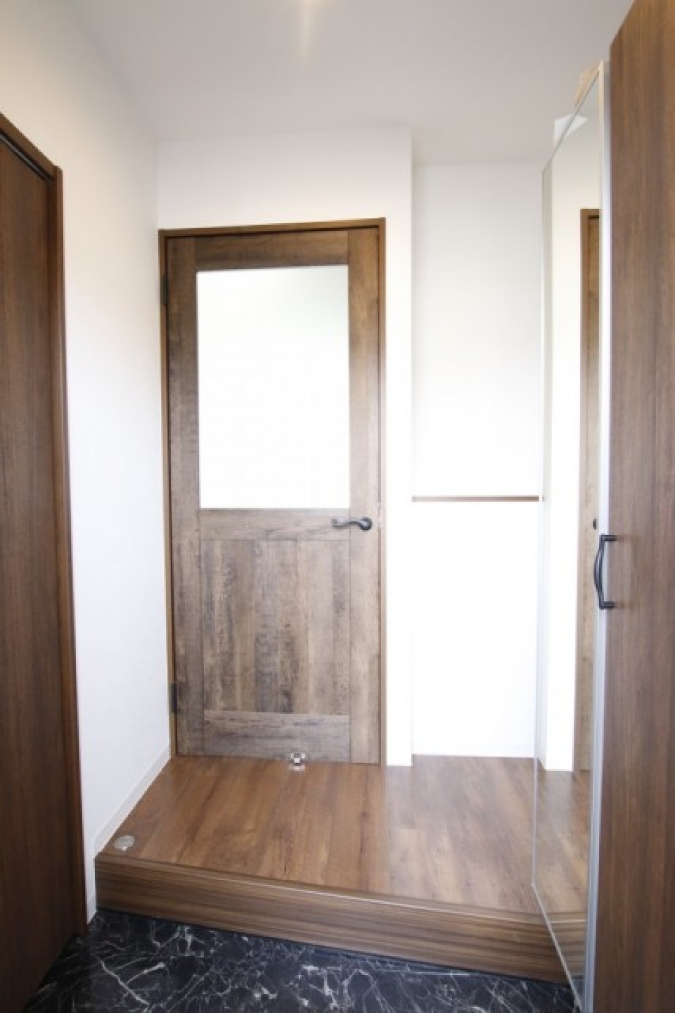 玄関。シューズボックスと鏡付き。