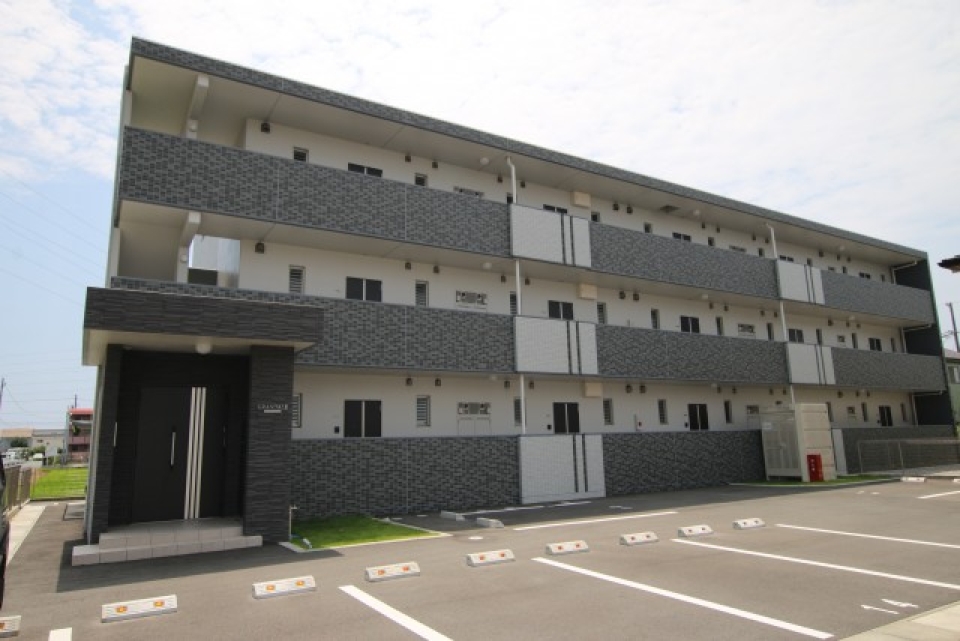 建物外観。駐車場も目の前にあります。