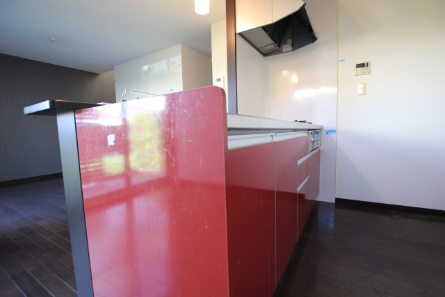 赤いキッチン！コンロは3口。