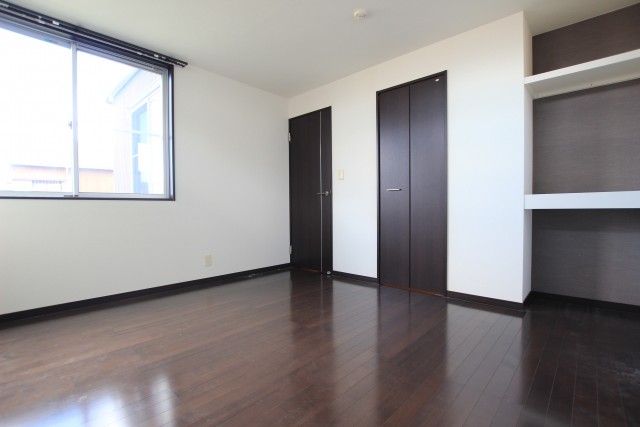 右から、廊下のドア、ウォークインクローゼット、収納棚です。